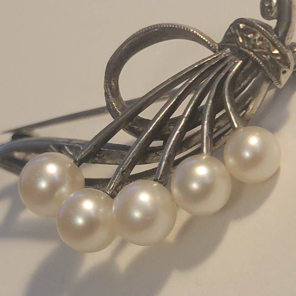 Rare Find Vintage Mikimoto Akoya Pearl Sterling Silver Ribbon Design Brooch
